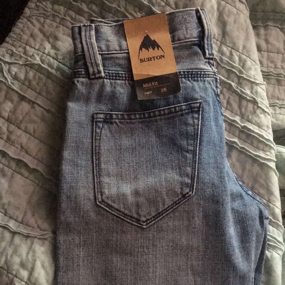 Super cute light wash denim Burton Jeans 👖
